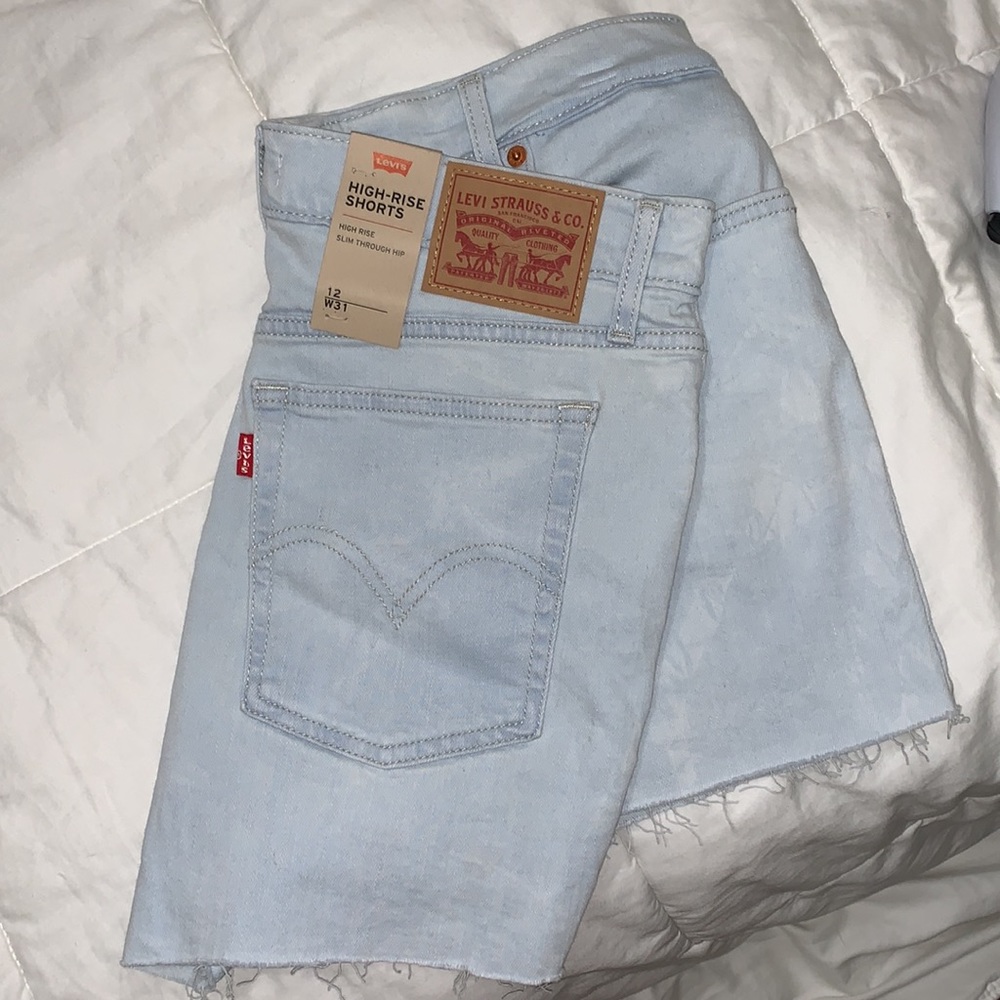 High Rise Levi's Shorts - Picture 2 of 7